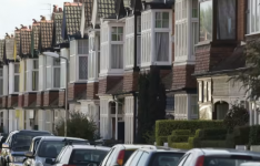 现金买家推动英国房地产繁荣的销售和价格