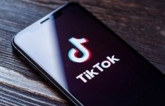 2022 年 6 月抖音及其海外版 TikTok 以超过 6000 万下载量下载榜冠军